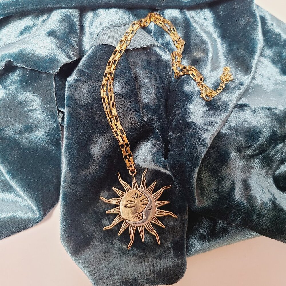 Pendant Celestial Sun & Moon Pendant Necklace – 18K Gold Plated Chain - Picture 4 of 6